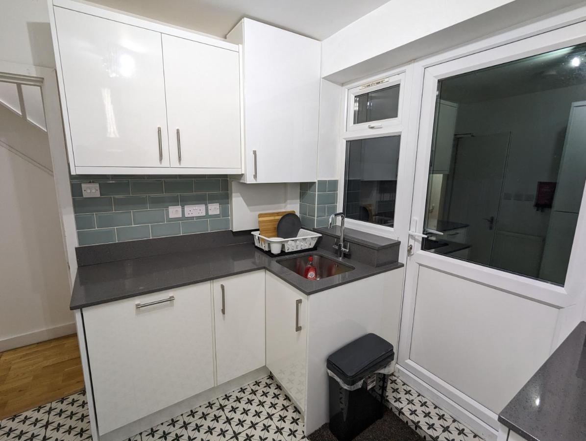Fantastic 3-Bedroom House In London Morden  Exterior foto